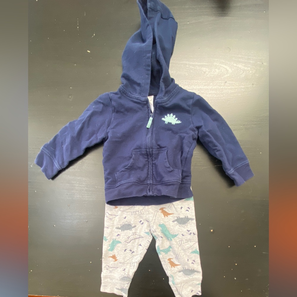 Carter’s dinosaur sweatshirt & pants combo 6-9 months